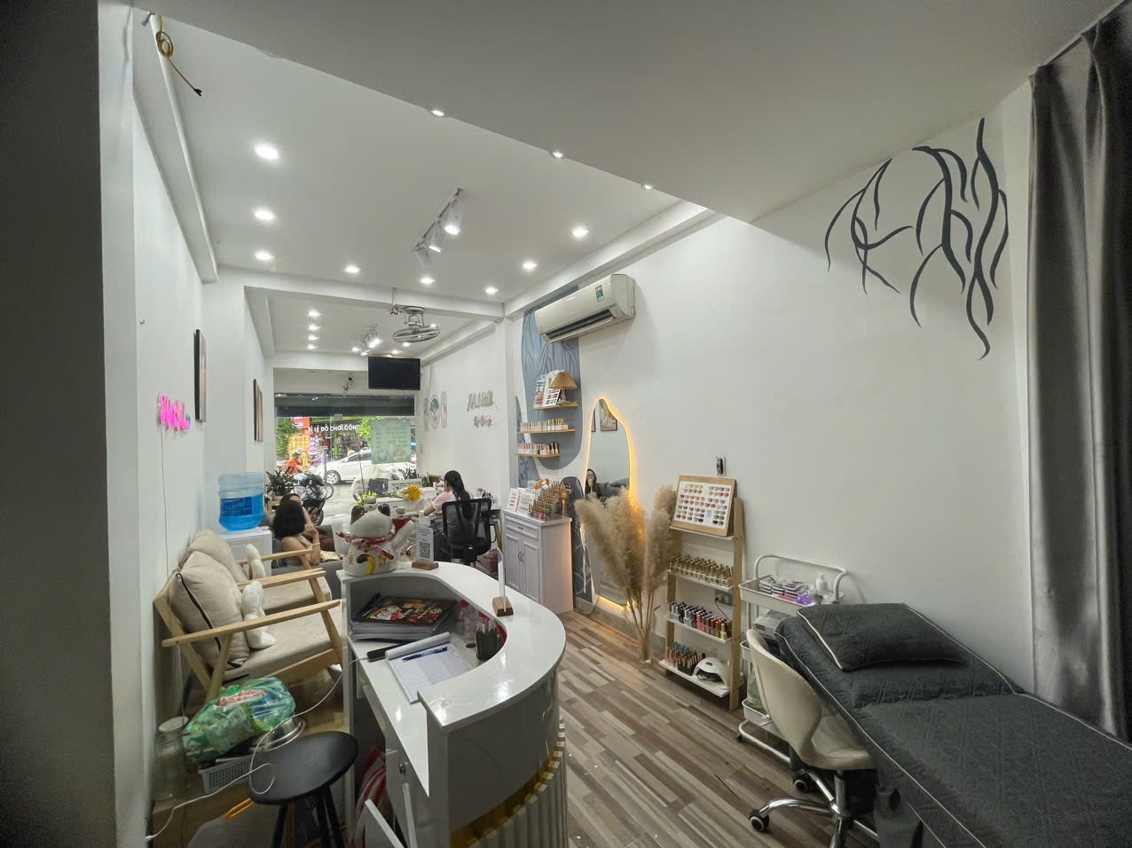 MẶT PHỐ - 6 TẦNG THANG MÁY - VỊ TRÍ TRUNG TÂM - VỈA HÈ RỘNG - KINH DOANH ĐỈNH - NGAY NGÃ TƯ PHỐ HUẾ