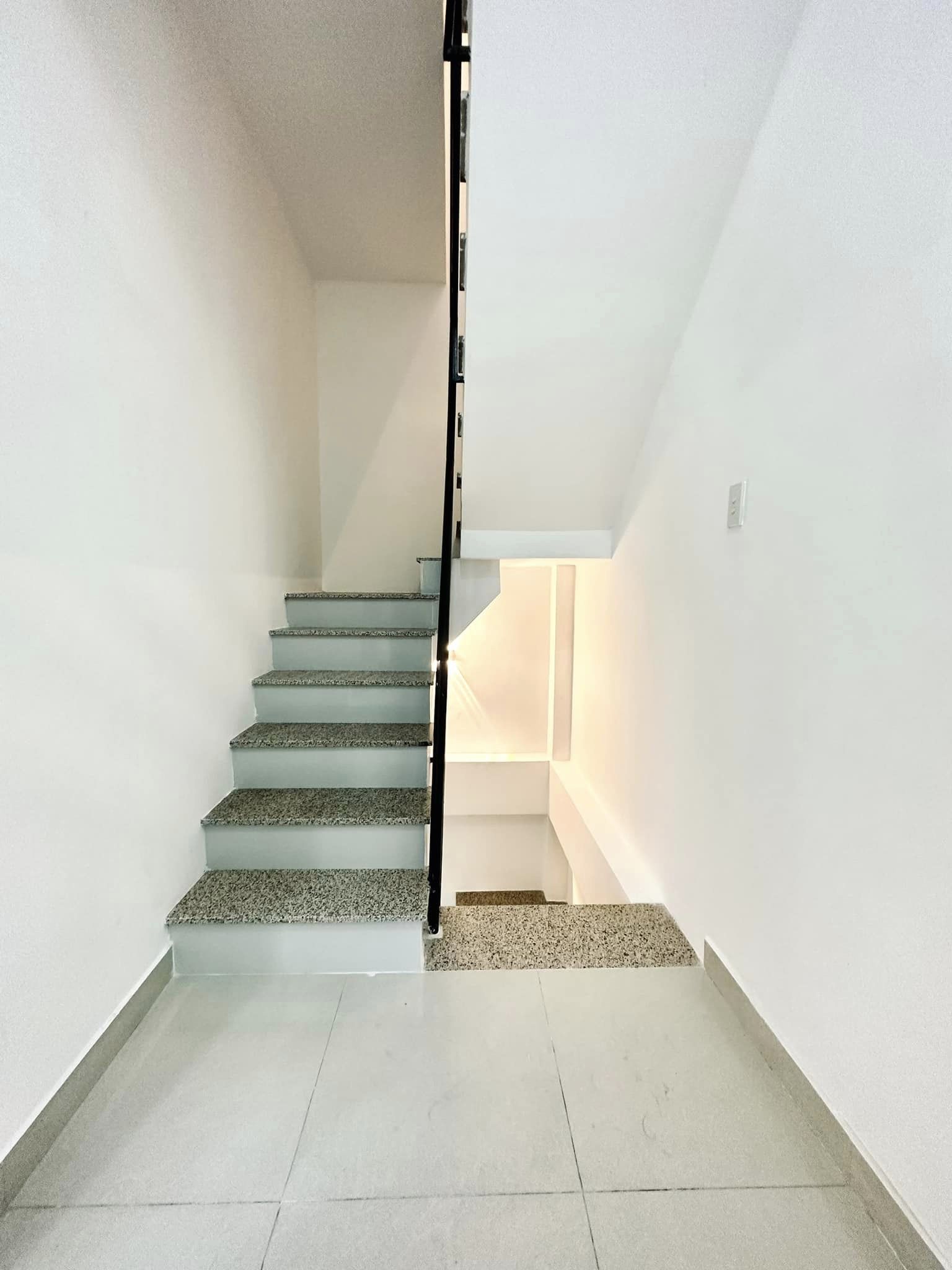 thịnh- Ban Nhà ( Hoàng Hoa Thám ) 2 tầng ,2PN ,2WC - cách mặt tiền chỉ 50m. 3.25 tỷ