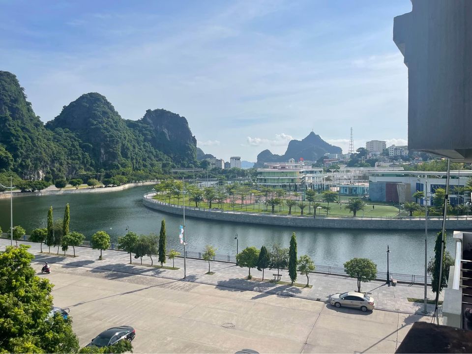 Chính chủ chuyển sinh sống cần Bán nhà trung tâm cột 2 - mặt hồ Cô Tiên, Trung tâm Tp Hạ Long