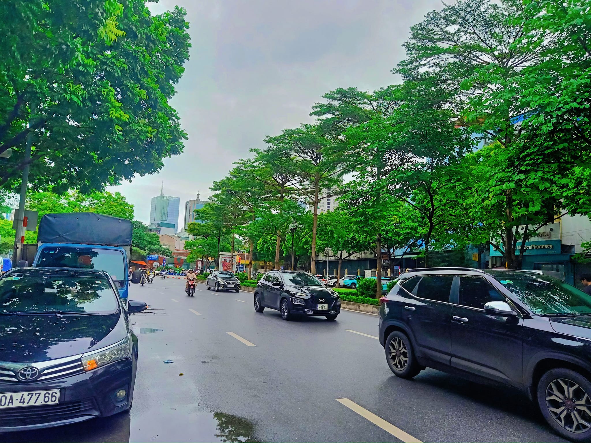 Bán nhà phố Trung Kính, ngõ ô tô gần mặt phố , DT 42m2 x 7 tầng thang máy, MT 4.2 m.