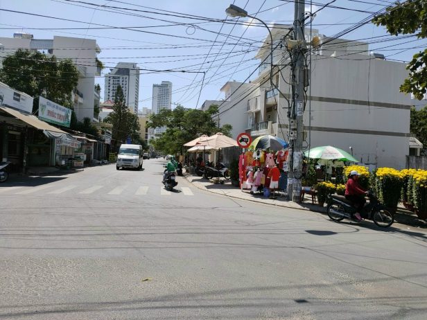 BÁN ĐẤT tặng nhà-Dt 5x 22m- mặt tiền Nguyễn chích 20m-gần biển-vĩnh hòa - Nha Trang. Chỉ 5.1ty