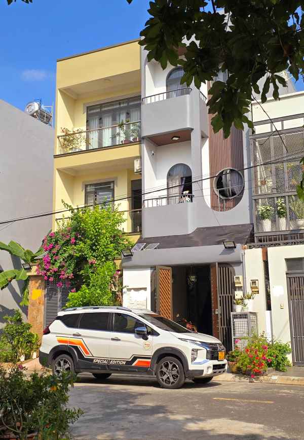 XE HƠI CHẠY VI VU - ĐƯỜNG BƯNG ÔNG THOÀN – QUẬN 9 - NHÀ MỚI XÂY DỰNG 3 TẦNG ĐẸP NUNG NINH - ( CẦN BÁN GẤP)