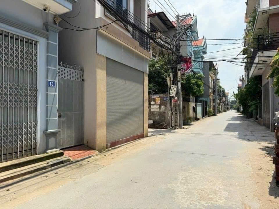 NHÀ 3 TẦNG KINH DOANH - TRỤC CHÍNH OTO TRÁNH. GẦN VIN CỔ LOA và KHU ĐÔ THỊ THÔNG MINH.