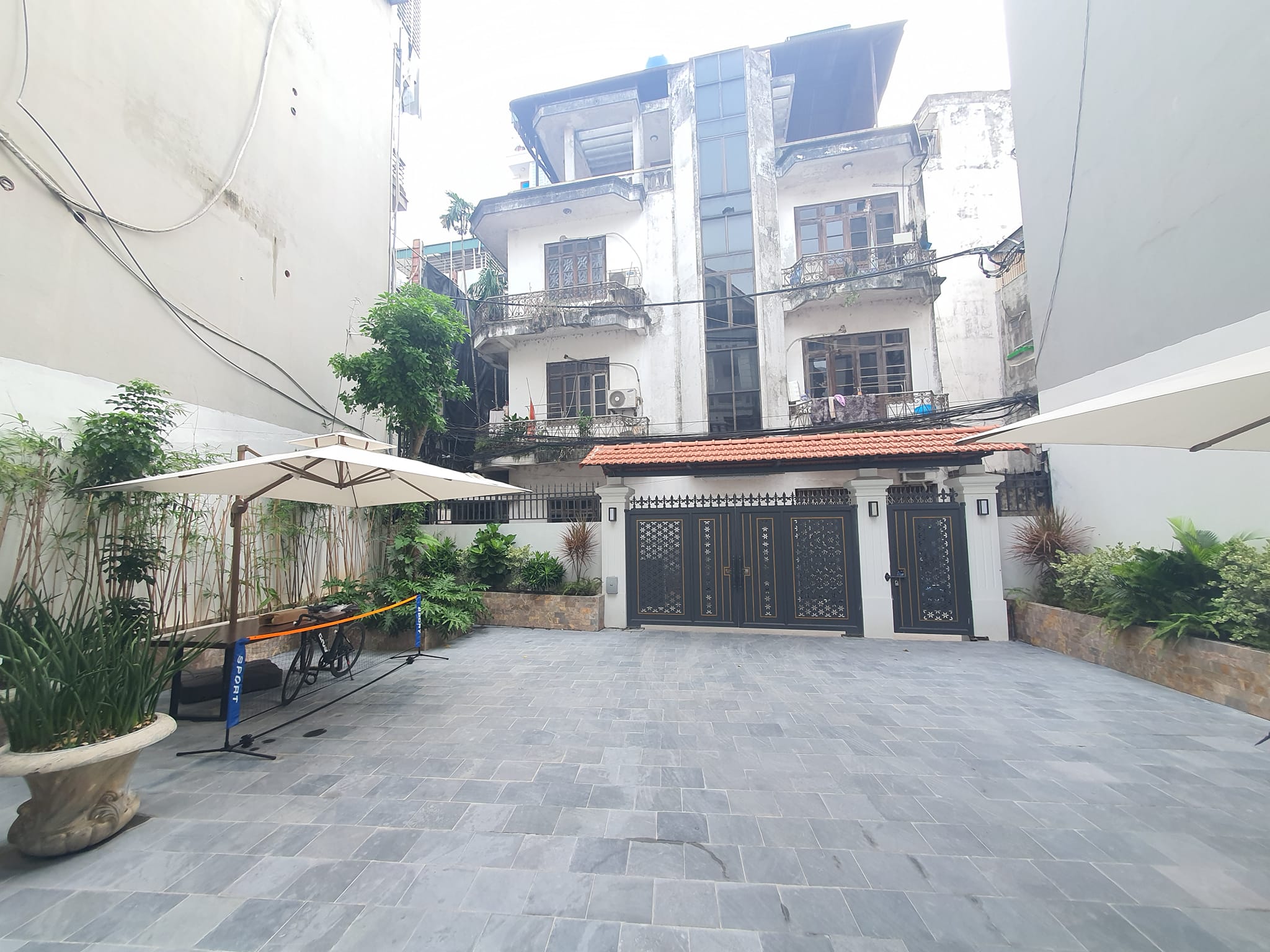 BÁN BIỆT THỰ HOA BẰNG - BIỆT THỰ CẦU GIẤY - CỰC HIẾM - NHÀ MẶT TIỀN KHỦNG - Ô TÔ VÀO NHÀ - SÁT GẦN PHỐ - NỘI THẤT ĐẲNG