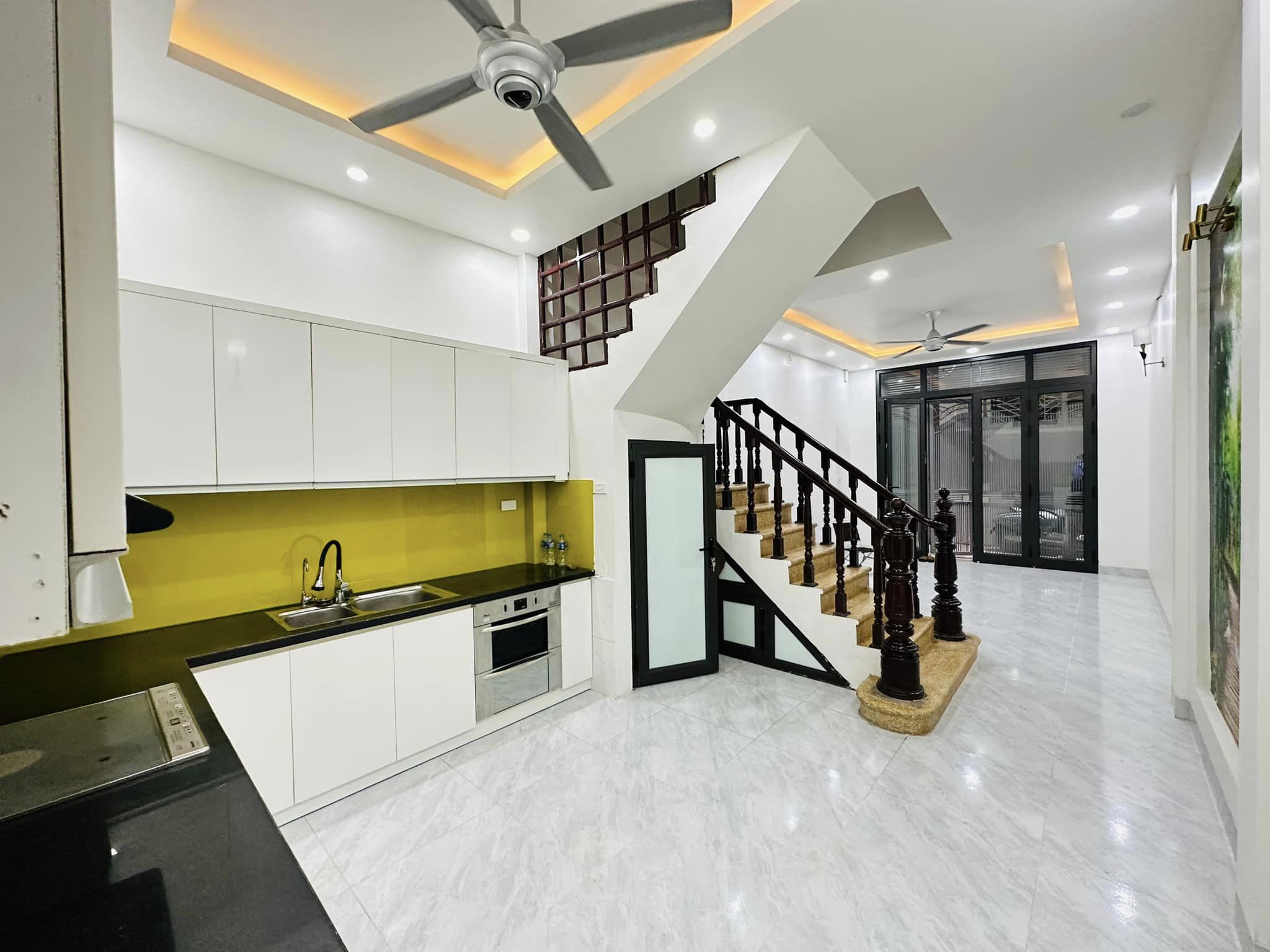 Bán nhà ngõ 79 Cầu Giấy, nhà mới 45m2, 5 tầng, 2 thoáng, ôtô 10m, gần hồ, ngõ thông, 7.2 tỷ