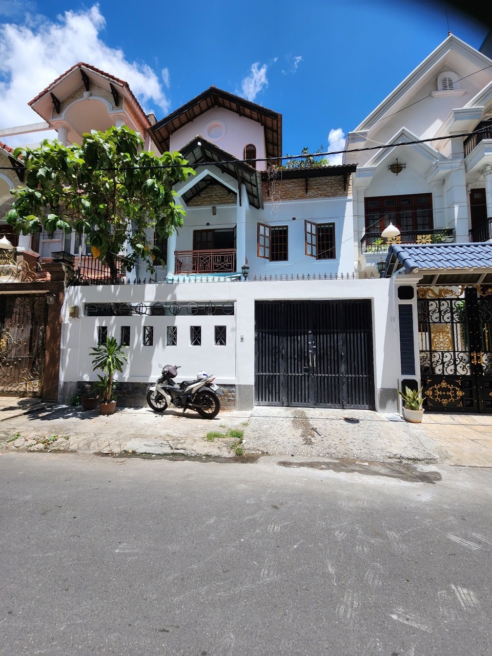 Biệt thư đường nội bộ Thoại Ngọc Hầu, 8x20m, 8 phòng ngủ