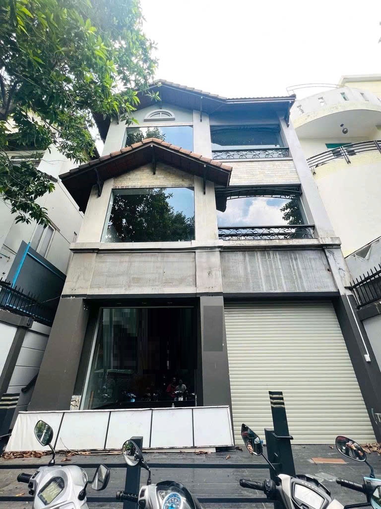 Nhà MT Khu Phan Xích Long, 8x18m, 3 tầng suốt, có máy lạnh