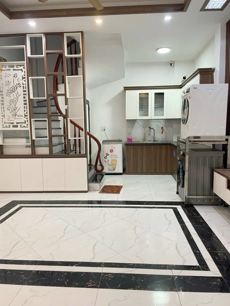 Bán nhà Nguyễn Khuyến 33m2 5 tầng, ô tô, gần hồ Văn Quán, dân xây 6.7 tỷ.