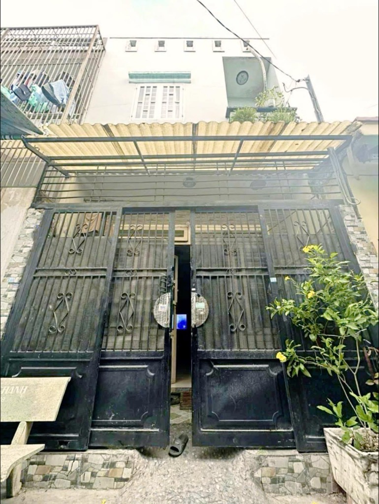 NGAY NGÃ TƯ 4 XÃ - GIÁP TÂN PHÚ - MIẾU BÌNH ĐÔNG - NHÀ 2 TẦNG BTCT - 48M2 - CÁCH MẶT TIỀN LỚN 2 CĂN - HẺM 4M THÔNG - SỔ