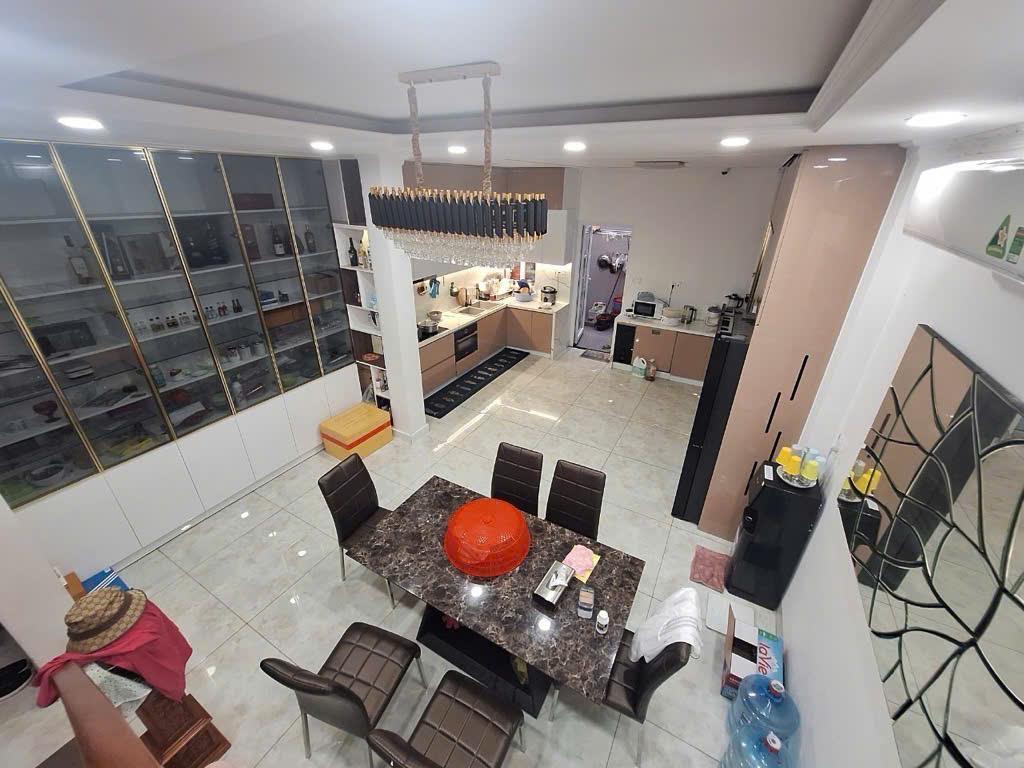 Siêu Phẩm Nhà Lô Góc 2 Mặt Tiền Thủ Đức – Kết Cấu 3 Tầng, Gần Vincom, Giá Tốt, Nhĩnh 8 tỷ