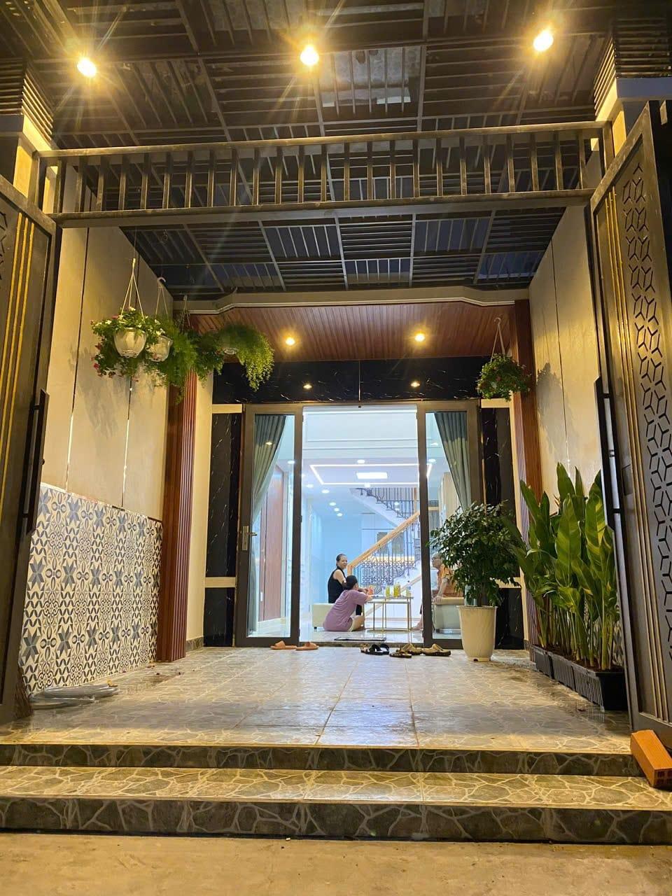 Nhà 2 mặt tiền lô góc, 3 tầng, cách Vincom Thủ Đức chỉ 500m, tiện ích đầy đủ, Tặng Full Nội Thất