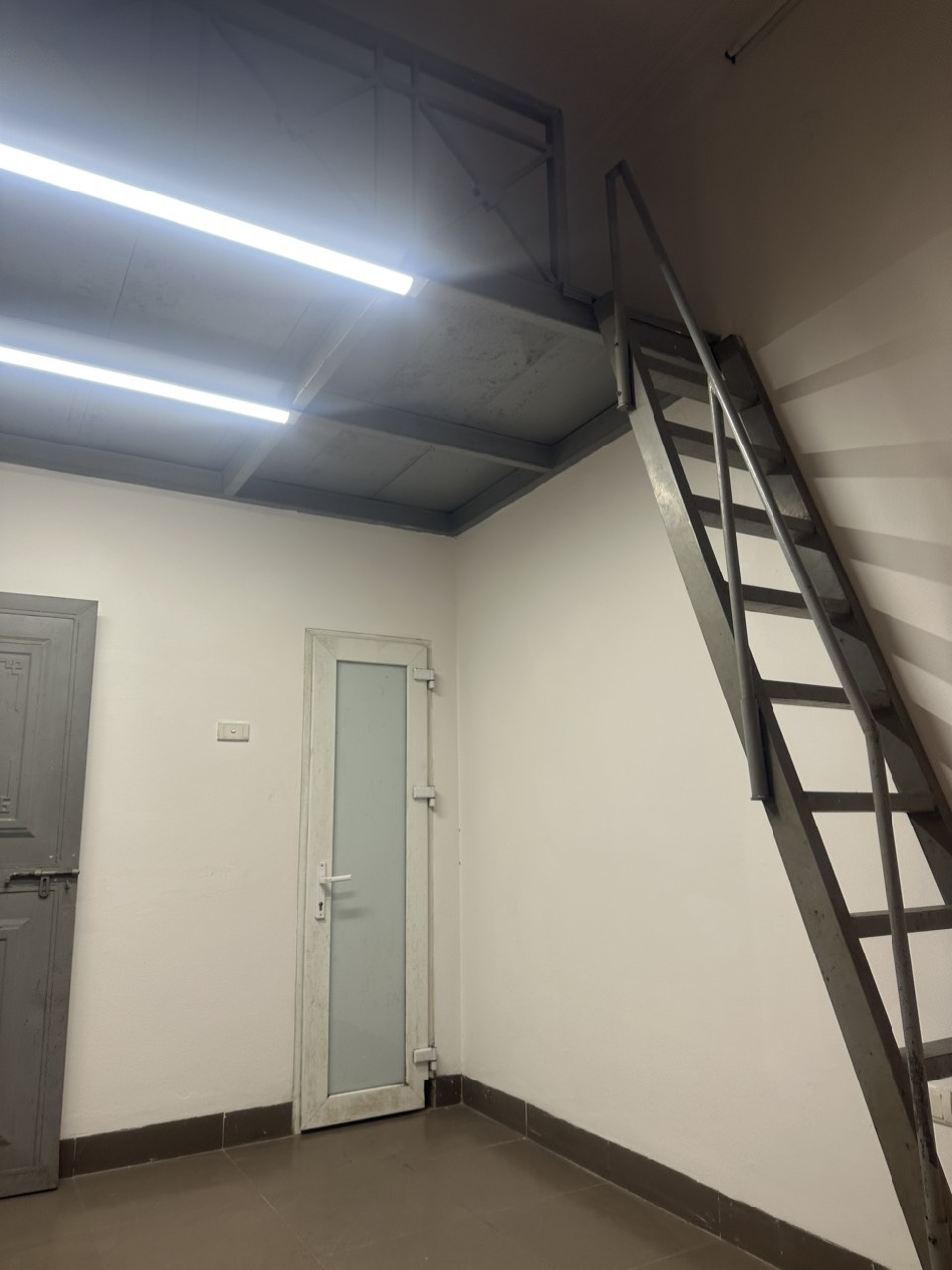 Cho thuê nhà Đình Thôn 50m2, 6 tầng, măt tiền 5m, giá 30tr làm văn phòng: phòng độc lập, vew cực đẹp