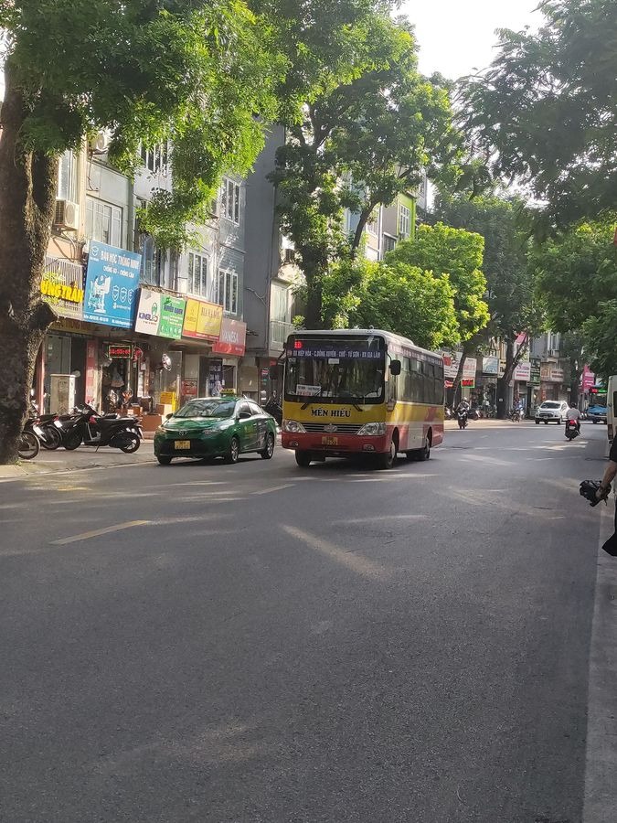 Bán căn Mặt phố Ngọc Lâm Long Biên 85m2 2 tầng mt4.4 giá 20 tỷ ,MẶT PHỐ - VỊ TRÍ ĐẮC ĐỊA - VỈA RỘNG - 4 LÀN Ô TÔ - KINH DOANH ĐỈNH.