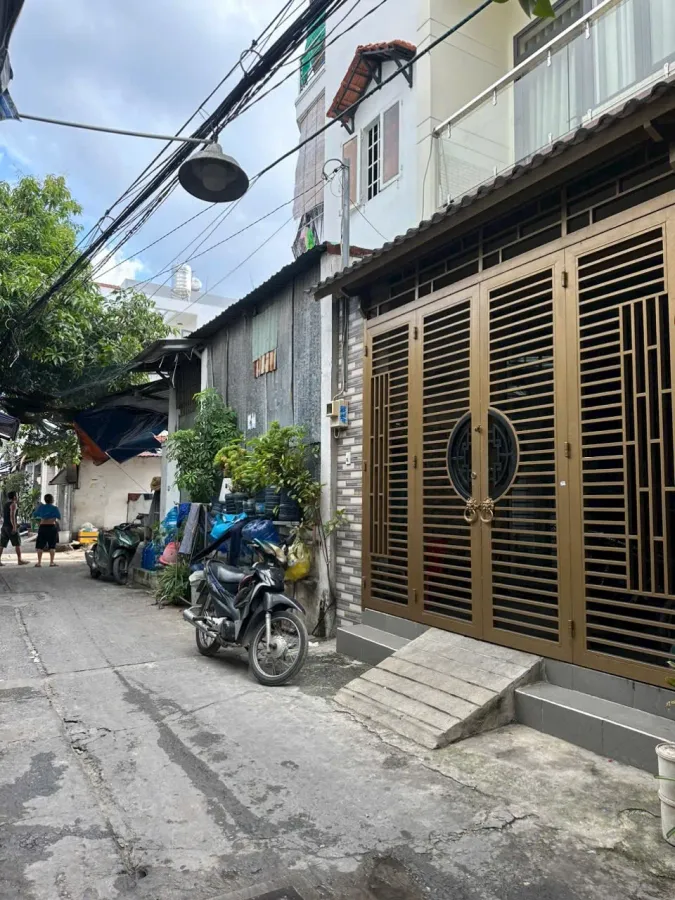 NHÀ GẦN CHỢ TÂN HƯƠNG - TÂN PHÚ NGANG 5,4 M 2 TẦNG.