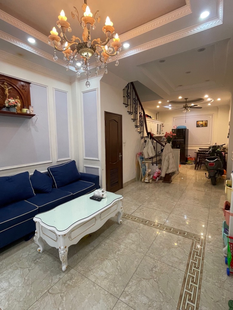 Bán nhà phố Bát Khối, Long Biên, mới, đẹp, diện tích rộng, 40m², chỉ hơn 5 tỷ.