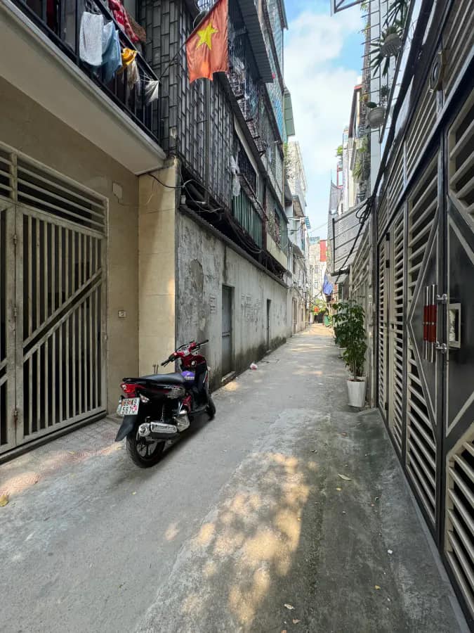 Bán nhà ngõ thông rộng phố Hoàng Quốc Việt, Quận Cầu Giấy, nhà 5 tầng mt 5m, diện tích 65m2.