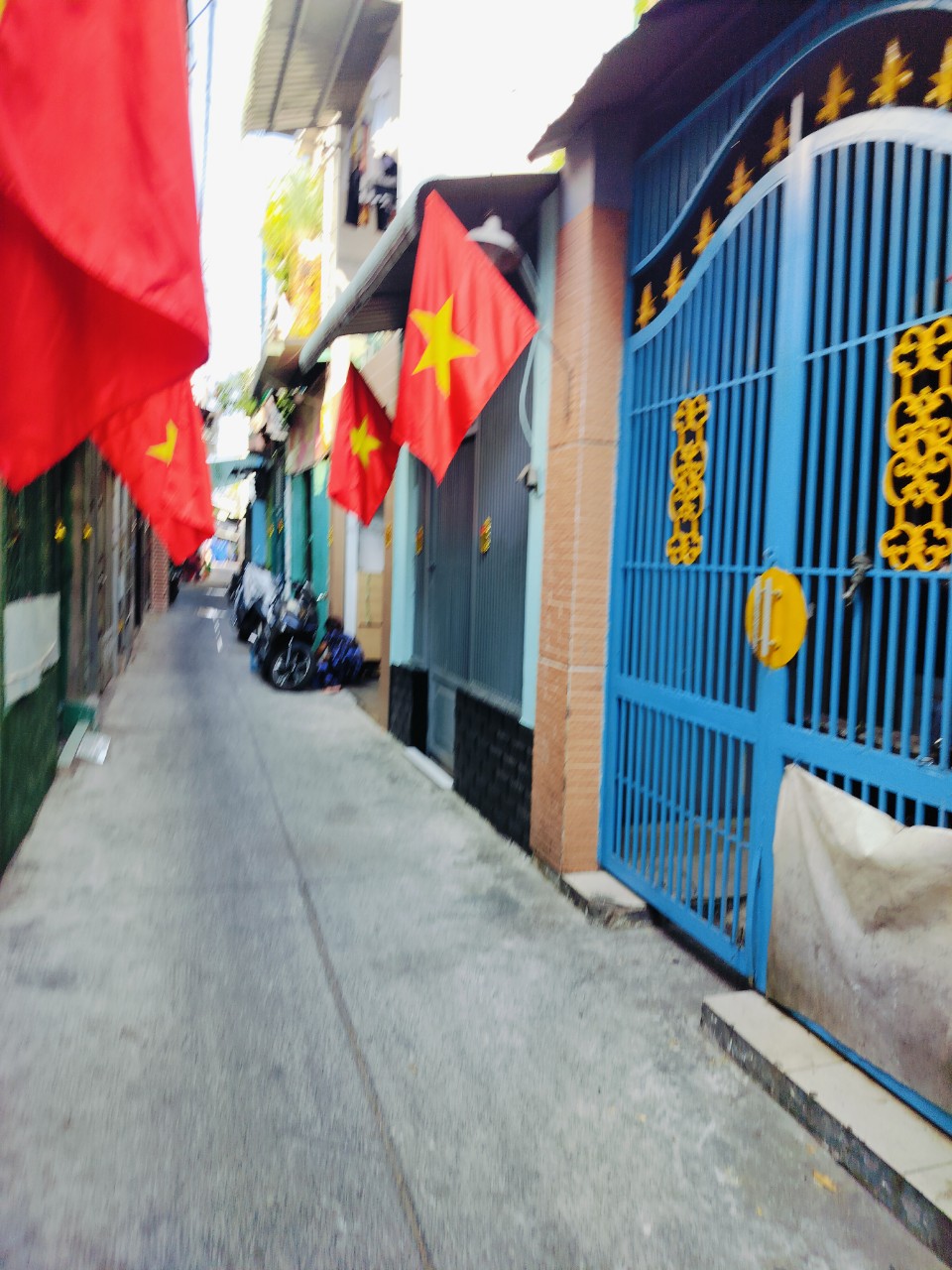 CĂN ĐÔI NHÀ ĐẸP TẶNG THANG MÁI. SÂN TRƯỚC, SÂN SAU THÔNG THOÁNG.HẺM ĐƯỜNG KINH DOANH BUÔN BÁN.