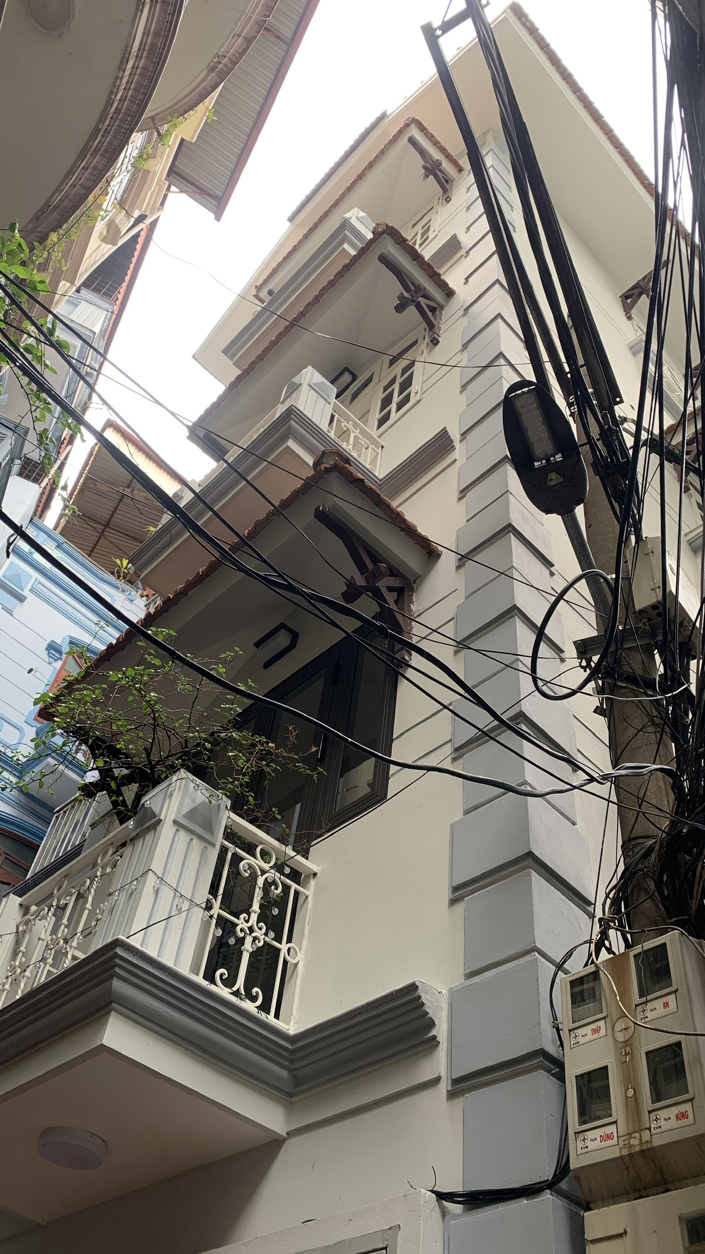 Bán nhà đẹp tại đường Cầu Giấy, vị trí lô góc, ngõ ôto, giá 10,8 tỷ.