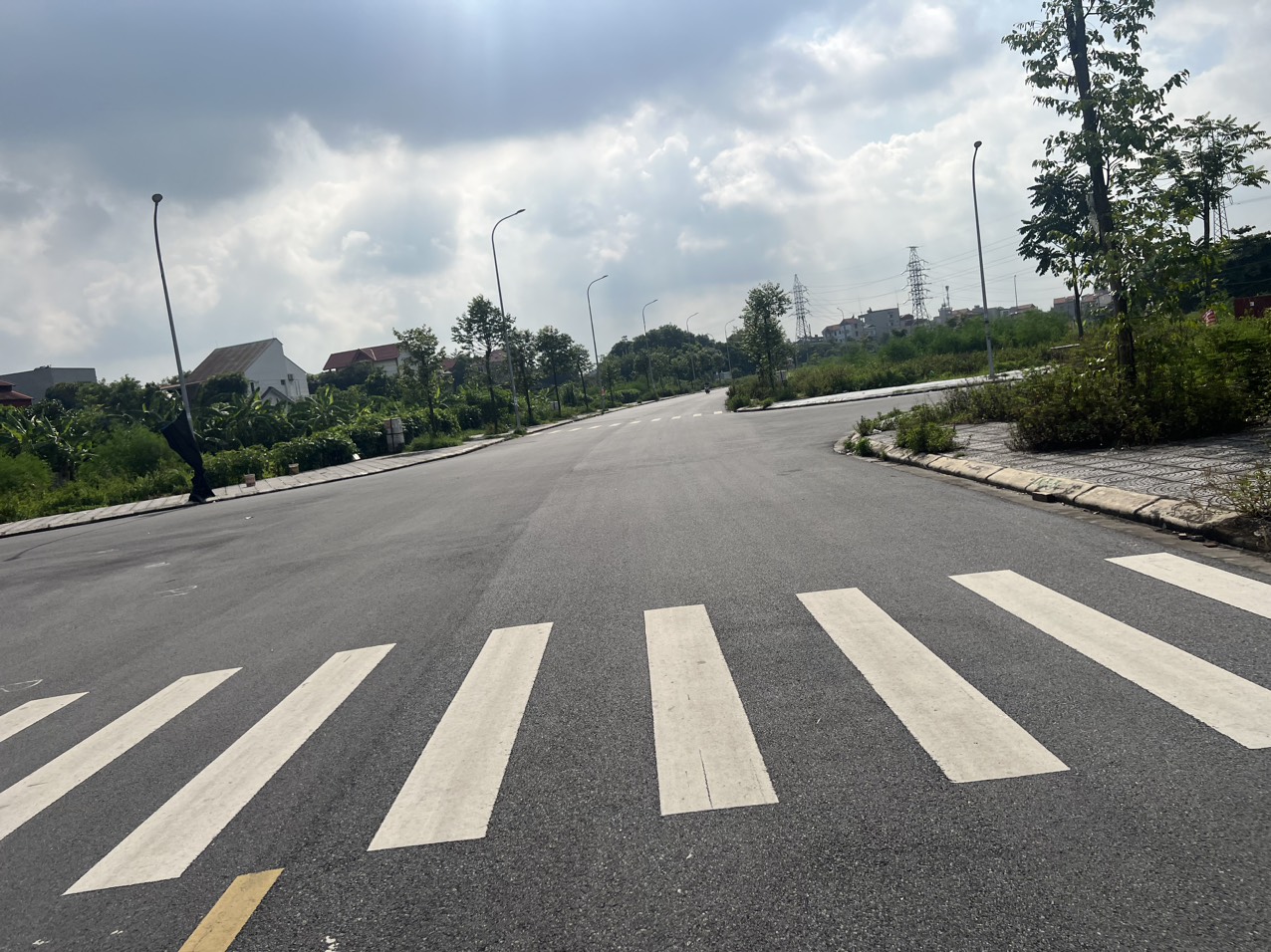 Diện tích 98 m. Giá 3.1 tỷ chia ra m2 bằng với lô thường Nằm trên trục ĐẠI LỘ Đẹp nhất khu phân lô Bảo Long Hương