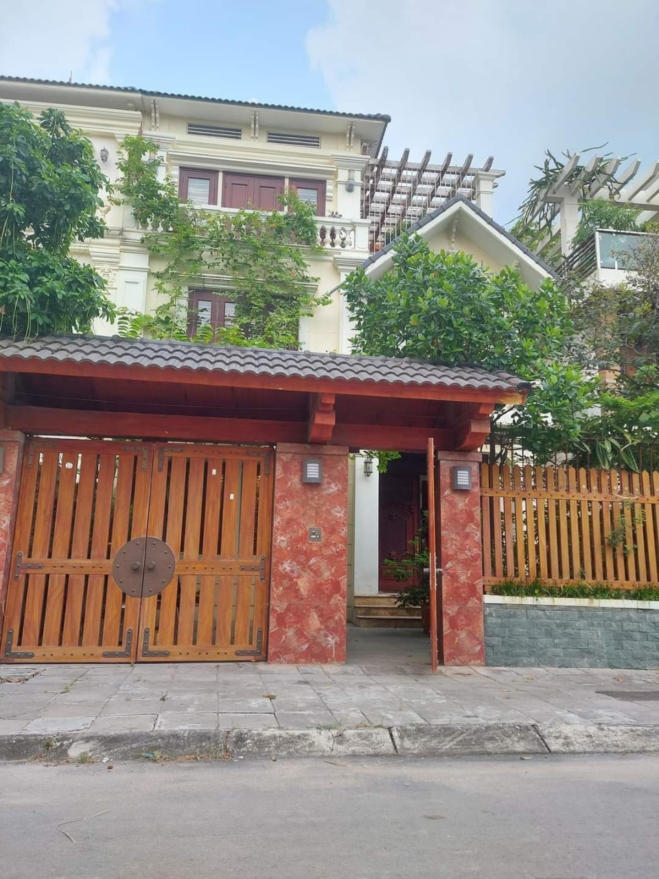 Chính chủ bán căn biệt thự vip 3 mặt thoáng Thành Phố Giao Lưu 200m2 x 4 tầng giá 52 tỷ có TL