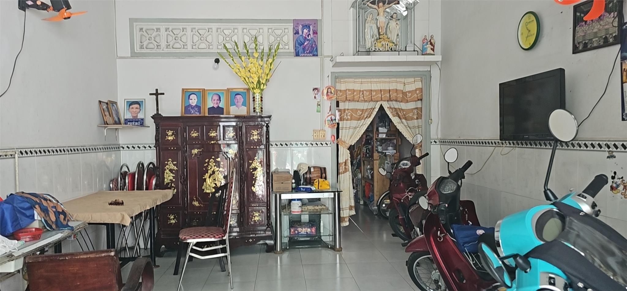 Chính chủ cần bán nhanh căn nhà 2 mặt tiền vị trí đẹp có thể cắt chia làm 2 căn tại quận Tân Phú