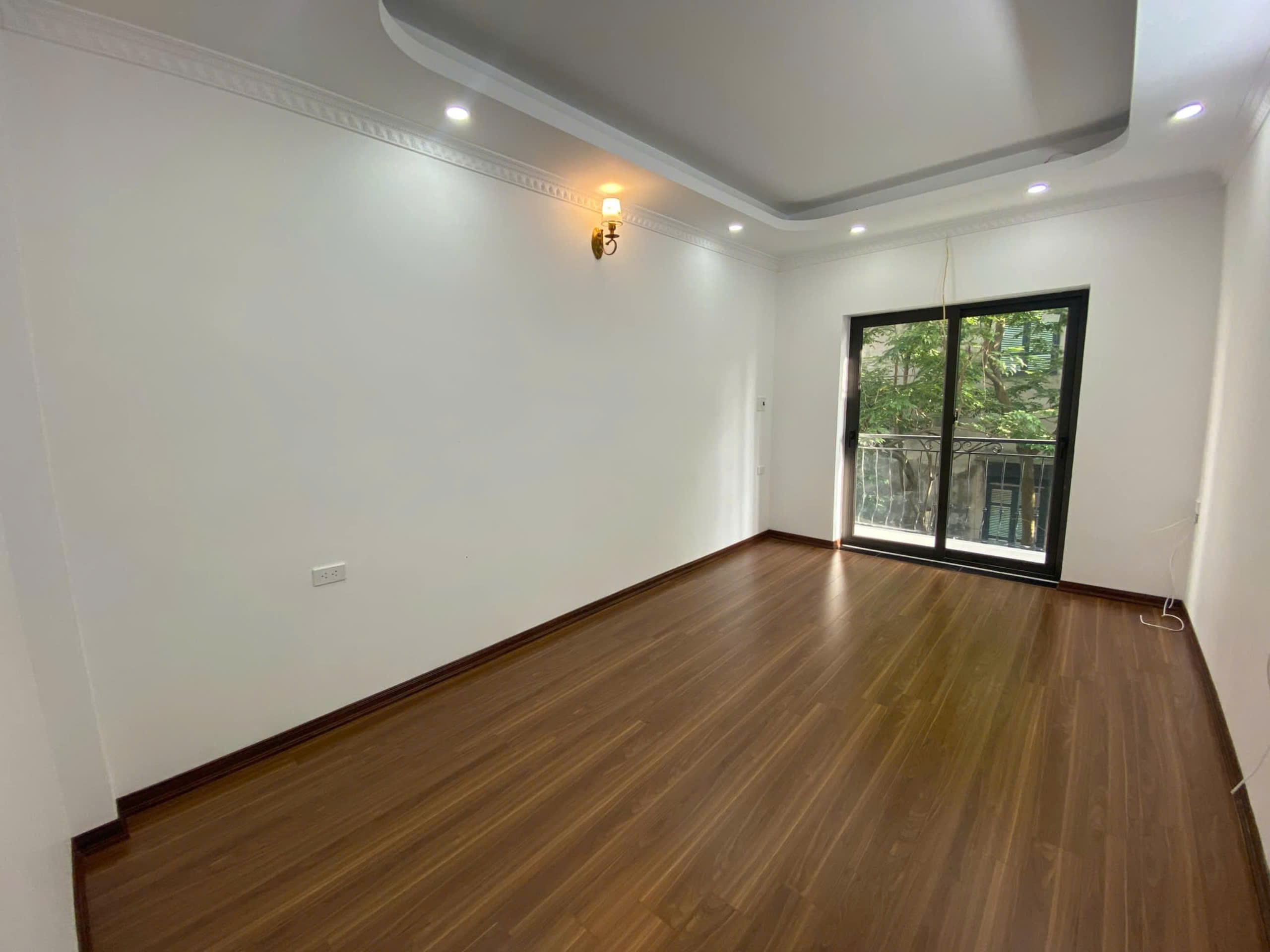 NHÀ PHỐ TRẠM LONG BIÊN, MỚI TINH, ĐẸP, 44M2, CHỈ HƠN 6 TỶ