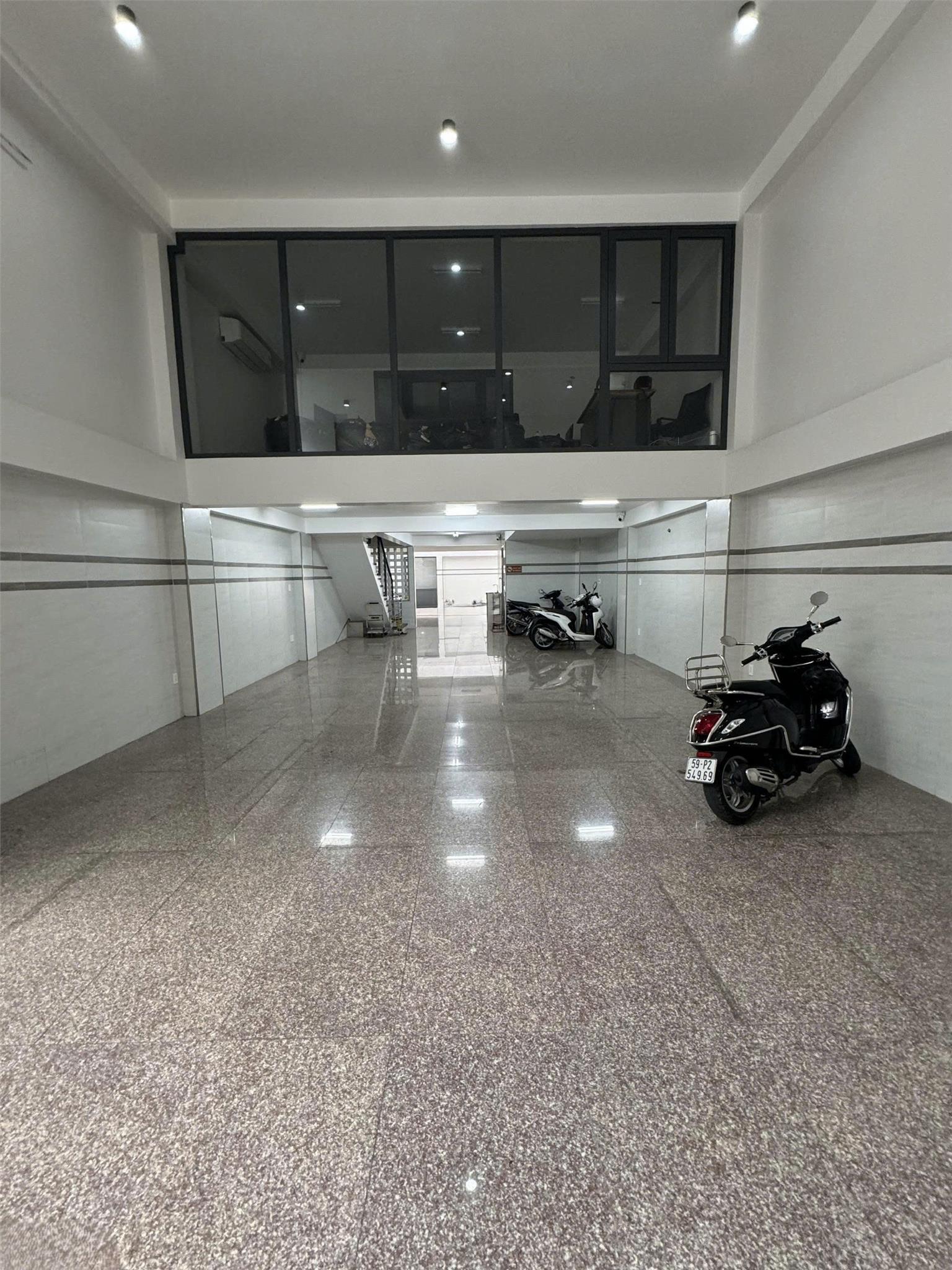 Nhà nguyên căn hẻm xe hơi, 1 trệt 3 lầu có thang máy, 6PN 4WC đường Nguyễn Hồng Đào, Phường 14, Tân Bình