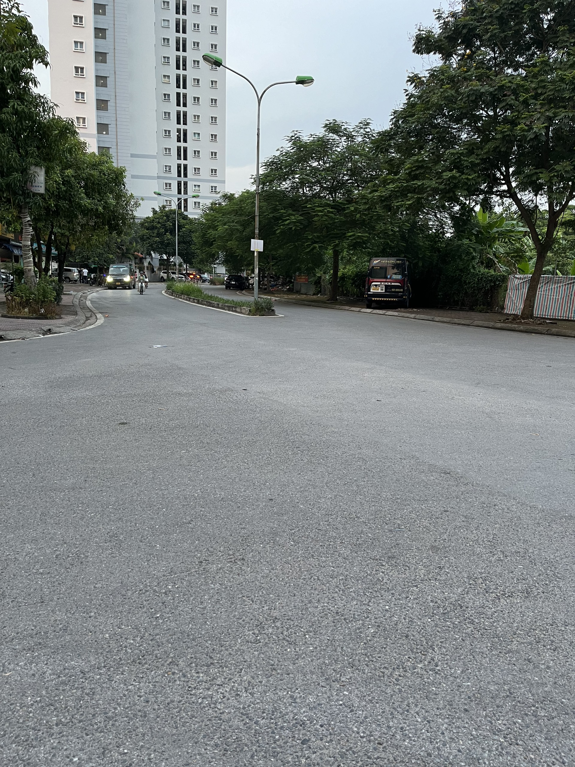 Cân bán 62m ĐẤT,Thạch Bàn 14,5TỶ MT 4,5m vỉa hè ,2 làn đường,view công vien phù hợp kinh doanh mọi hình thức