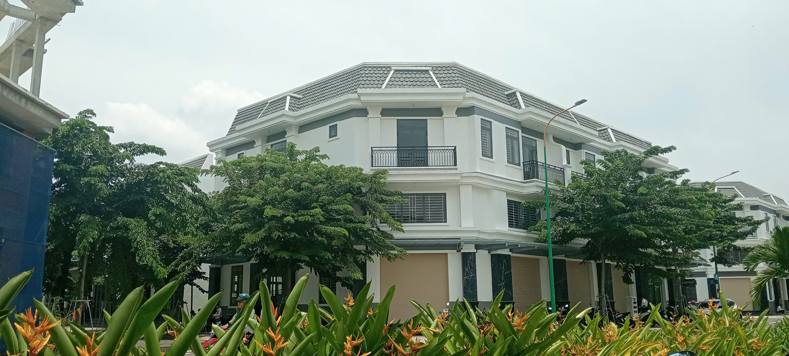 Đất nền : chỉ . tỷ. -Nhà phố xây sẵn: tỷ (1 trệt 1 lầu) - Diện tích đa dạng: 60-70-80-90-100-120m2