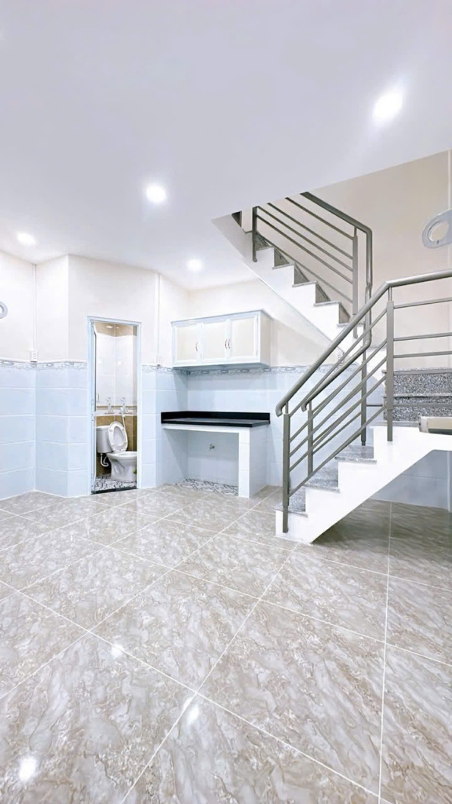 hẻm xe hơi Q4 NGANG 4 x dái 5 m đúc 3 tấm hơn 2 tỷ x NGÂN HÀNG CHO VAY 70%