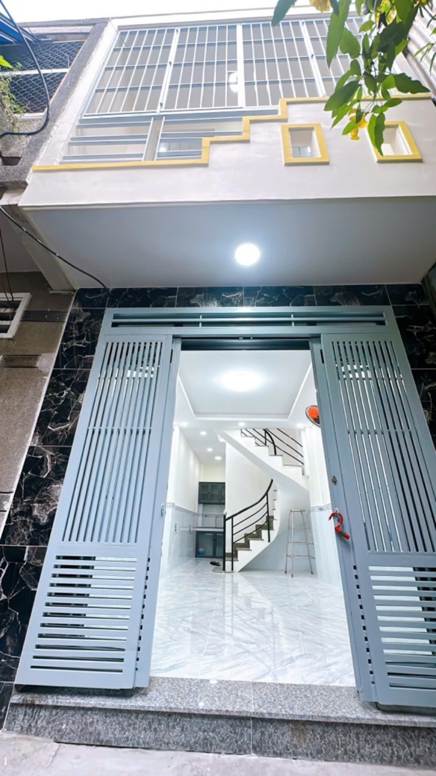 Hẻm rộng 4m Ngang 3x9-2 tấm Q4 hơn 2 tỷ Hẻm 4m cách hẻm xe hơi tải 10 m Nguyễn Tất Thành Q4