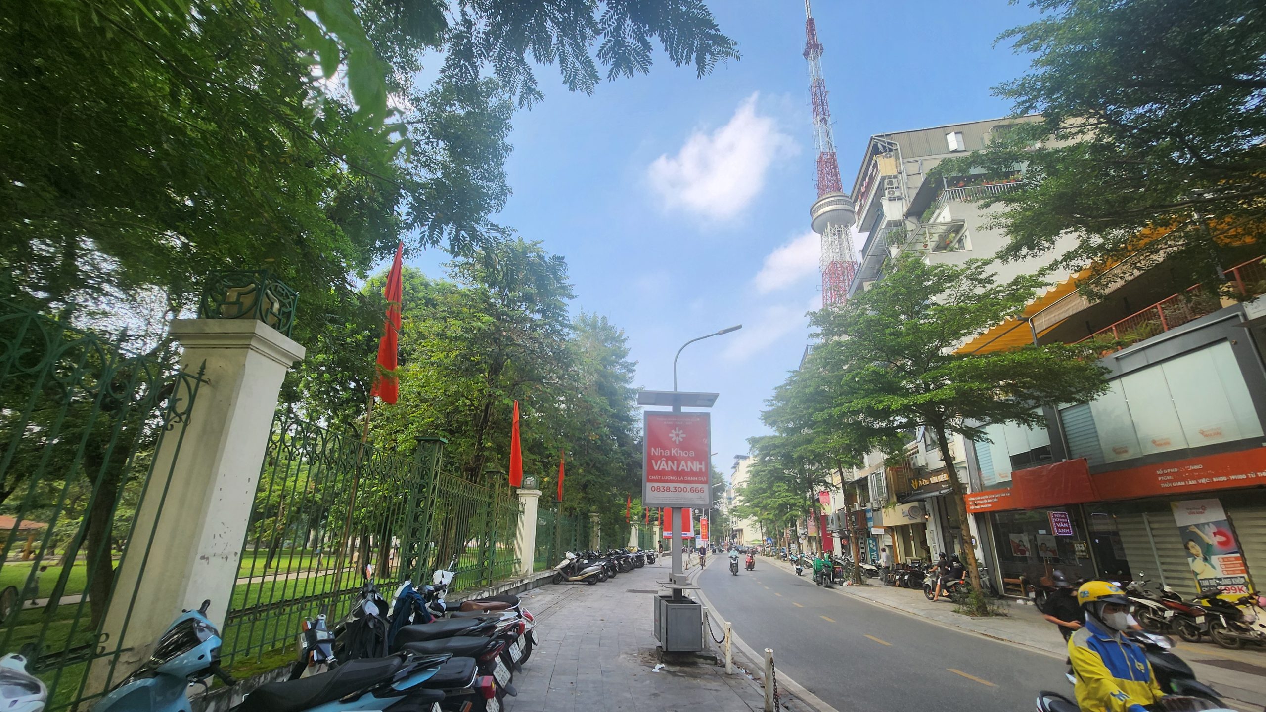 NHÀ BÁN CỦA QUAN CHỨC Ở, RẤT CÓ LỘC, NẰM Ở ĐOANN ĐẸP NHẤT PHỐ HUỲNH THÚC KHÁNG, ĐÂY LÀ KHU VỰC CỰC KỲ HIẾM NHÀ BÁN.