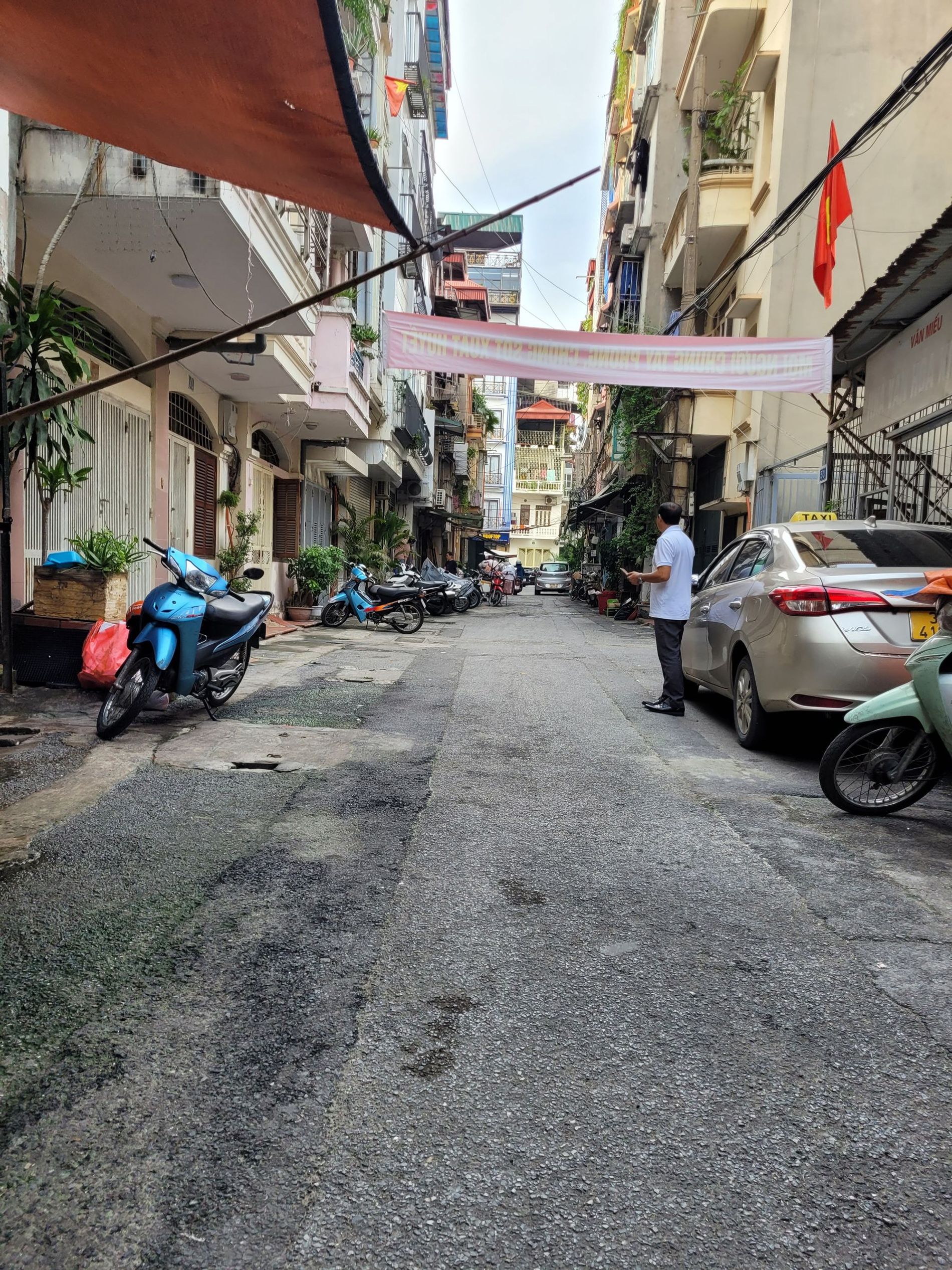 Bán Nhà Mặt Ngõ Trần Quý Cáp. Đống Đa. Ô Tô Tránh. Kinh Doanh. DT 42m2. MT 5,1m. Giá 8,68 Tỷ.