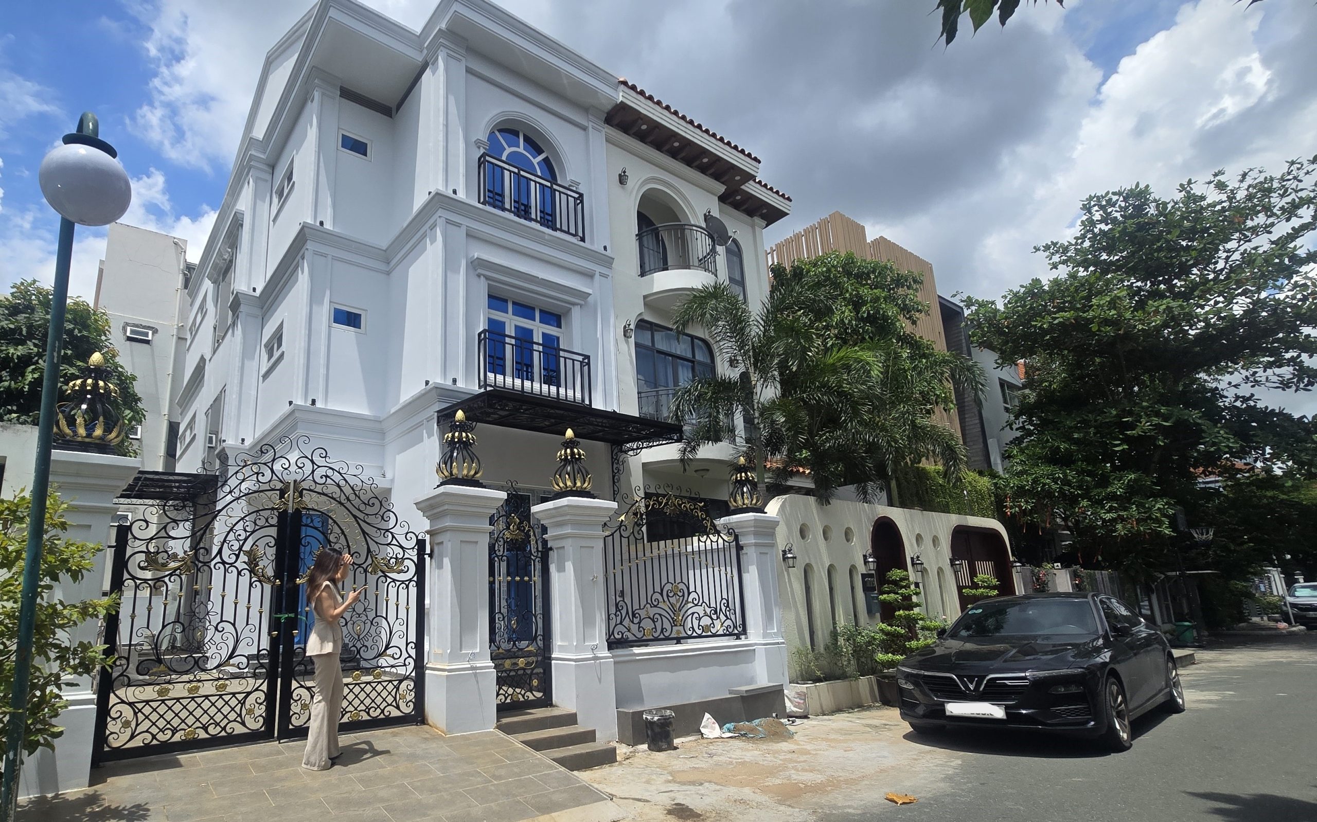 NHÀ MỚI XÂY DỰNG – KIẾN TRÚC ĐỘC ĐÁO – VỊ TRÍ ĐẮC ĐỊA, NGAY KHU PHÚ MỸ HƯNG QUẬN 7