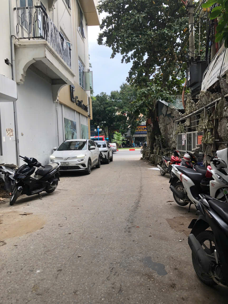 BÁN ĐẤT PHÂN LÔ HOÀNG QUỐC VIỆT, 42M2 - MT 4,05M, VỊ TRÍ ĐẸP TUYỆT ĐỐI, SỔ VUÔNG VẮN, THOÁNG TRƯỚC SAU, Ô TÔ ĐỖ CỔNG