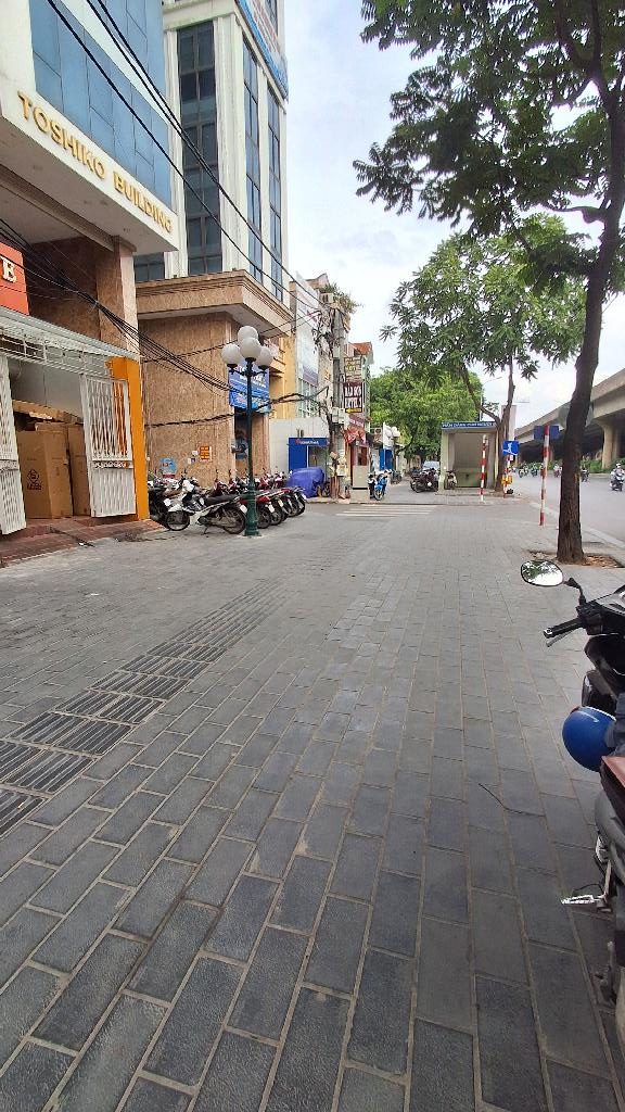 Bán nhà 190m2 mặt phố Khuất Duy Tiến lô góc 9m x22m kinh doanh.