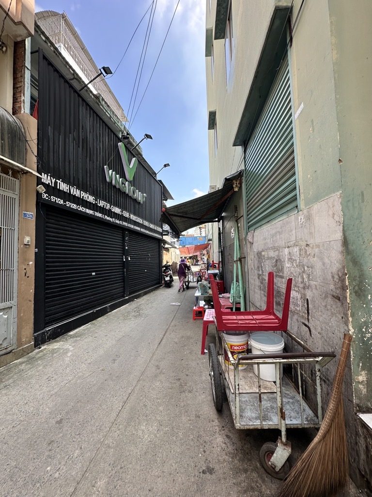 Chính chủ gửi Bán nhà mặt tiền cực rộng , cách sát mặt tiền Cách Mạng Tháng Tám 5m P15 Q10 . Hẻm thẳng 1 trục tới nhà.