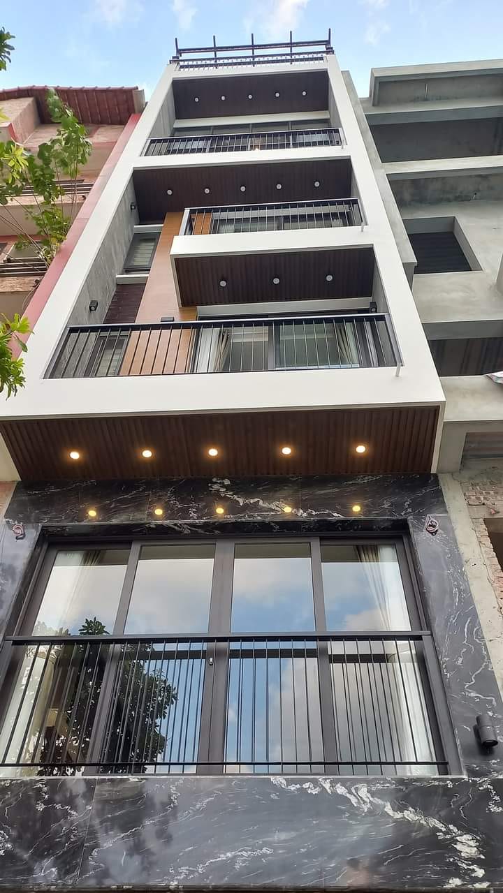 Bán nhà Phạm Văn Đồng Thang máy, vỉa hè , kinh doanh ,115m 5 tầng 20.8 tỷ