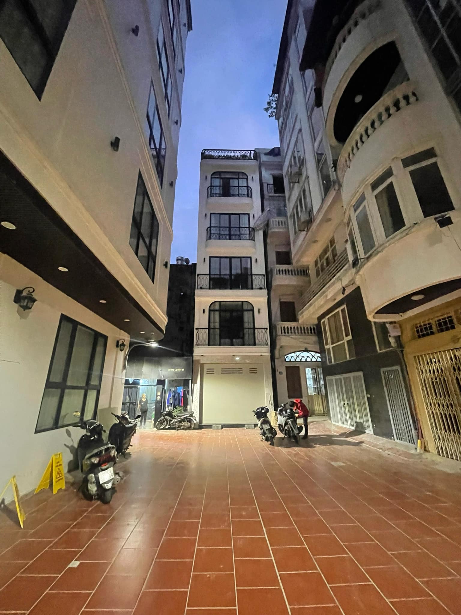 Phân Lô Lý Nam Đế 48M2 Mặt Tiền 4.7M 13.7 Tỷ ÔTÔ Quay Đầu Trước Nhà Gần Phố