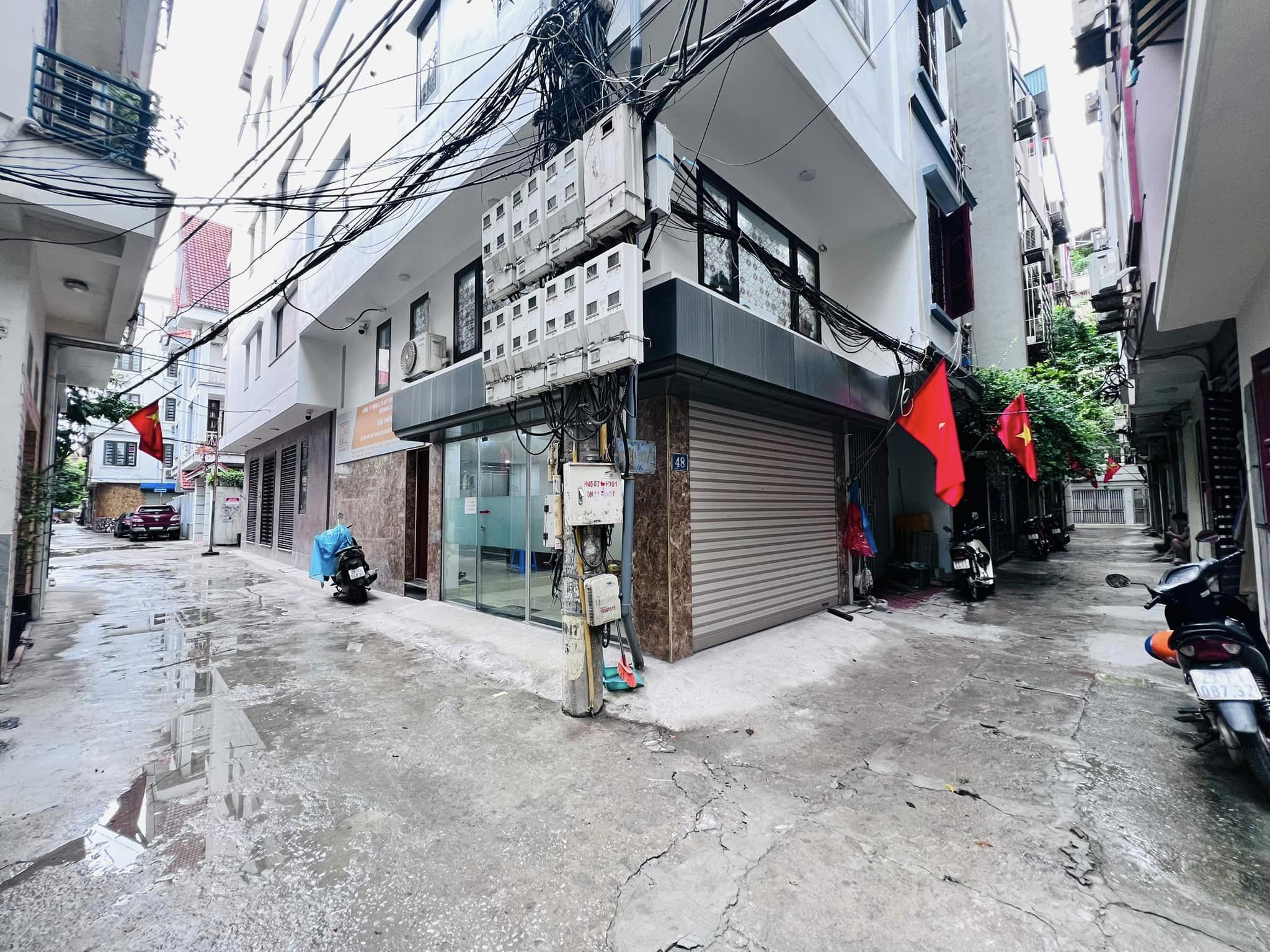 PHÂN LÔ - VỈA HÈ - HAI MẶT NGÕ Ô TÔ TRÁNH - ĐỖ ĐẬU NGÀY ĐÊM - BÁN ĐẤT TẶNG NHÀ 3 TẦNG - SỔ HOA HẬU - HIẾM CÓ KHÓ TÌM -