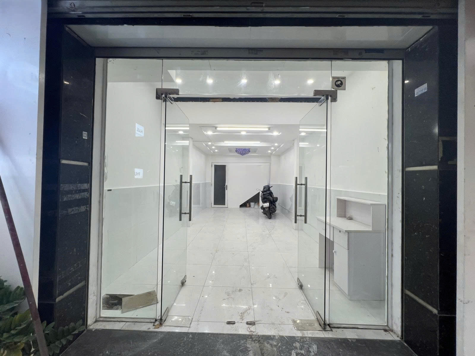 NHÀ MẶT TIỀN ÚT TỊCH, 4X10 M, 4 PHÒNG NGỦ, CHỈ 2X TRIỆU