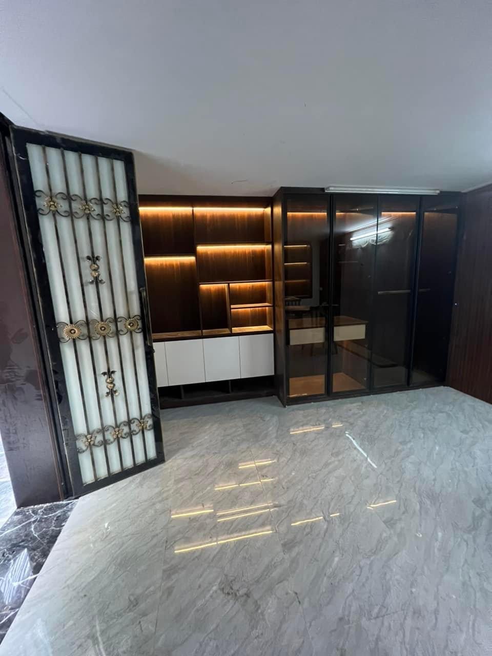 BÁN CĂN HỘ TẬP THỂ T1 HÀNG MÃ HOÀN KIẾM - 40M MT 5M - 1 NHÀ RA PHỐ SĐCC FULL NỘI THẤT KINH DOANH HOMESTAY