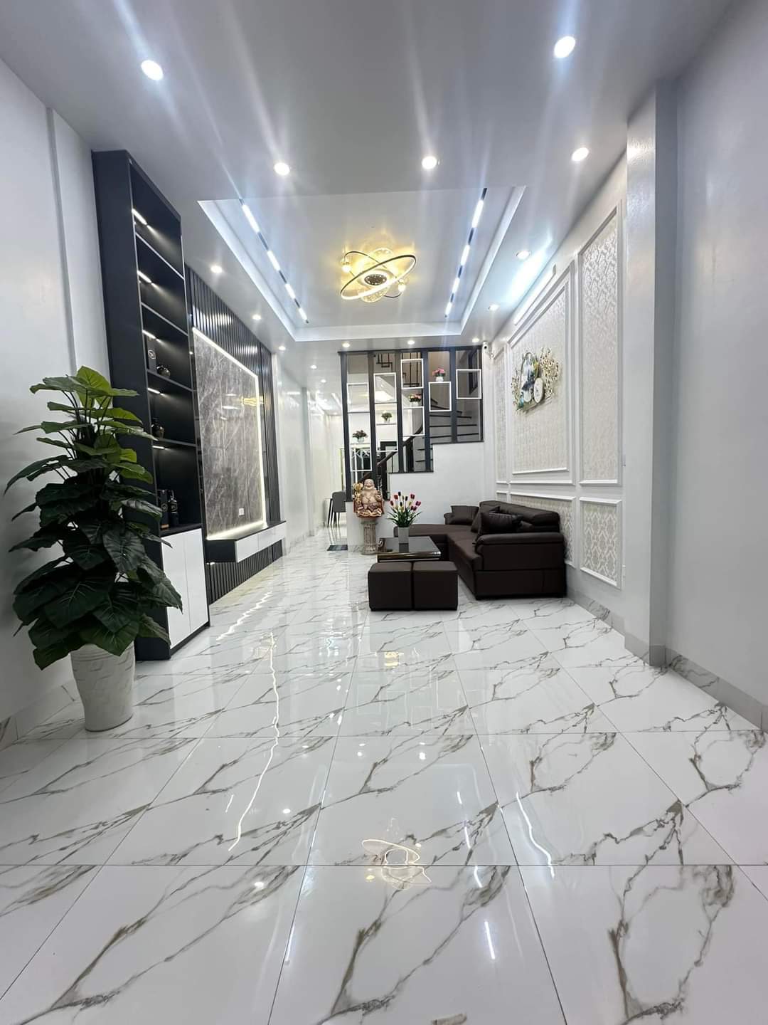 9.9 tỷ 70M RA PHỐ NGUYÊN HỒNG 6 TẦNG THANG MÁY NHÀ MỚI