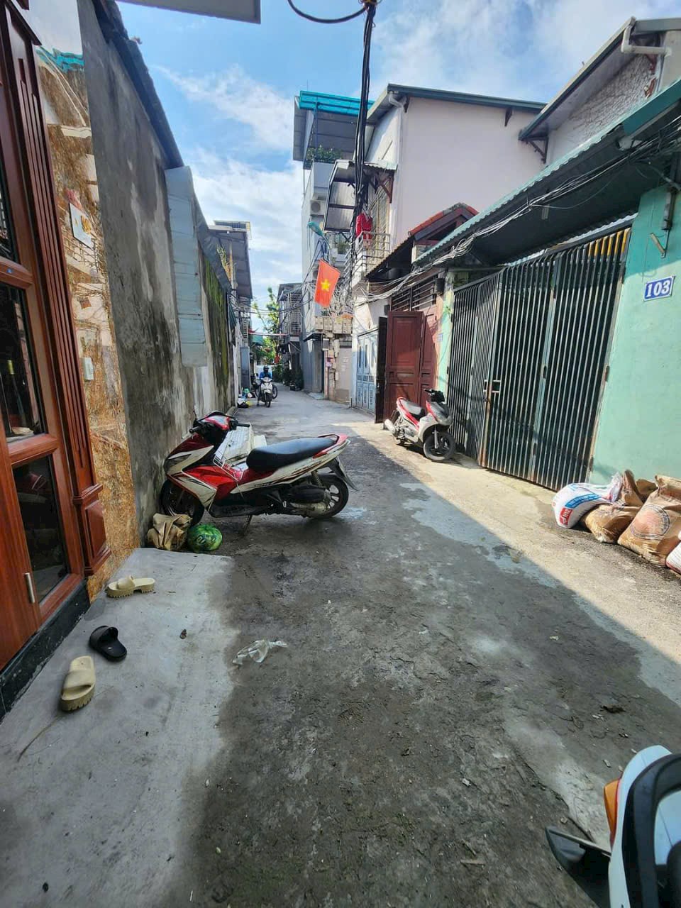 BÁN ĐẤT TẶNG NHÀ CẤP 4 PHỐ NGHI TÀM- TÂY HỒ. + DT: 43,5 M, MT 3,9M, GIÁ 3,9 TỶ (có thương lượng).