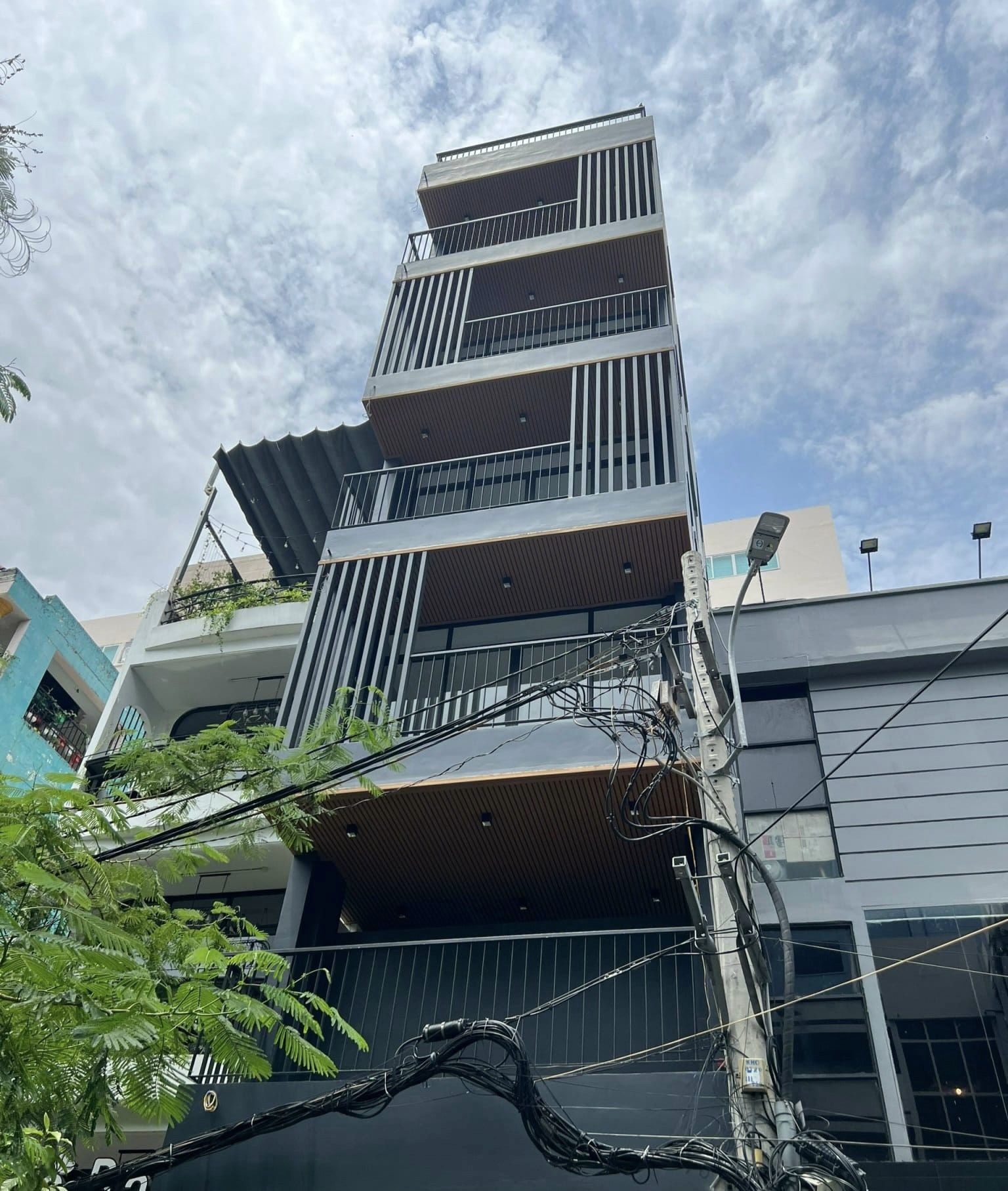 Nhà hẻm xe hơi Sư Vạn Hạnh, 4x18 m, 8 phòng 11wc, cho CHDV