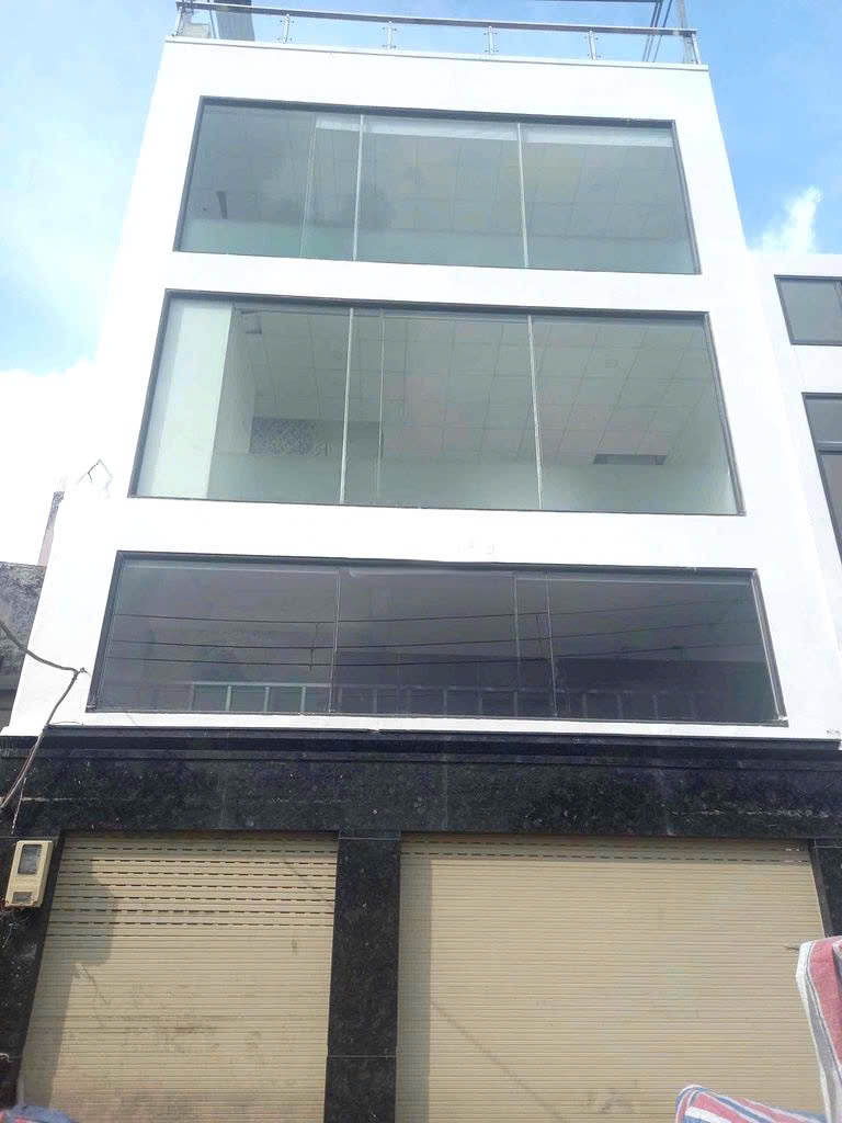Tòa nhà MT CMT8 - đối diện công viên, 8x5m, 3 sàn trống suốt