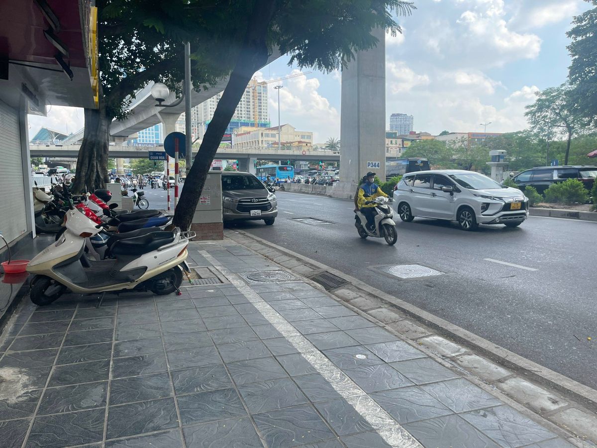 NHÀ MẶT PHỐ VỊ TRÍ VÀNG 4 TẦNG DT 17m2 ,MT 2m GIÁ CHỈ 7,55 tỷ VỈA HÈ RỘNG - Ô TÔ TRÁNH - KINH DOANH - CHO THUÊ SẦM UẤT