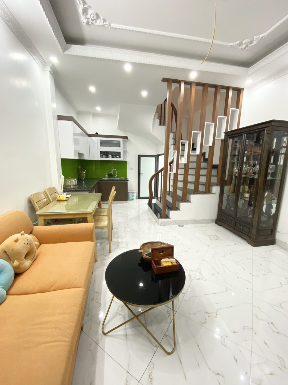 CẦN TIỀN BÁN GẤP NHÀ CẦU DIỄN - NGUYÊN XÁ NGÕ THÔNG KINH DOANH GẦN Ô TÔ, DT 35M Nội thất sang trọng, tất cả nội thât đổ gỗ lim xịn,