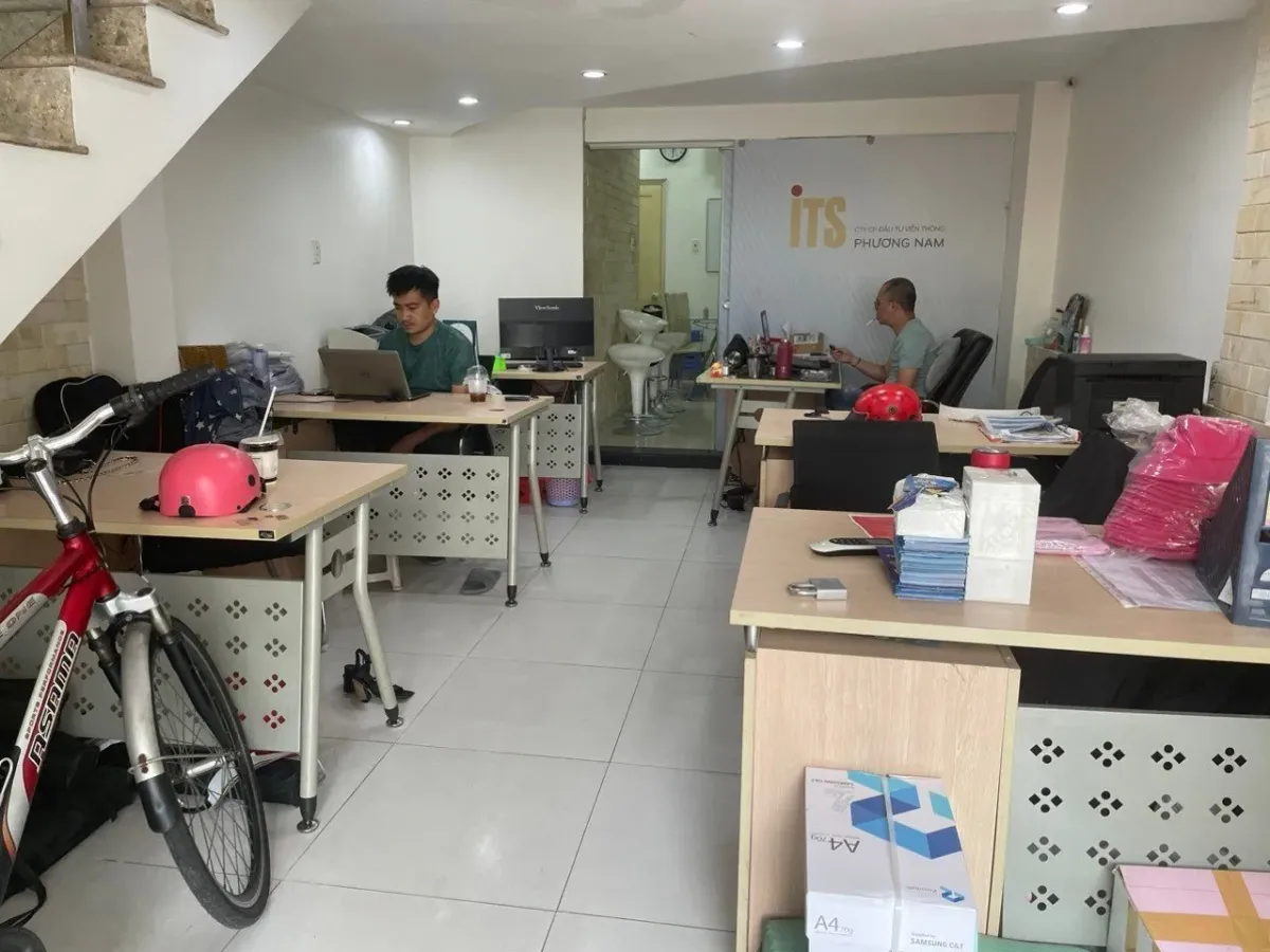 NHÀ CÁCH MẠNG THÁNG TÁM- NẶM NGAY TRUNG TÂM -HẺM LỚN- XE HƠI ĐẬU TRƯỚC CỬA