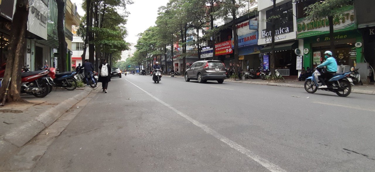 Bán nhà mặt phố Nguyễn Hoàng: - DT 63,6m.Nhà xây kiên cố 8 tầng có thang máy.